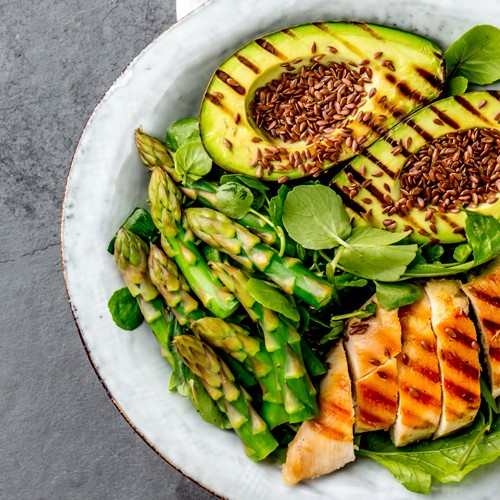 Salade au poulet grillé, avocat et asperge verte